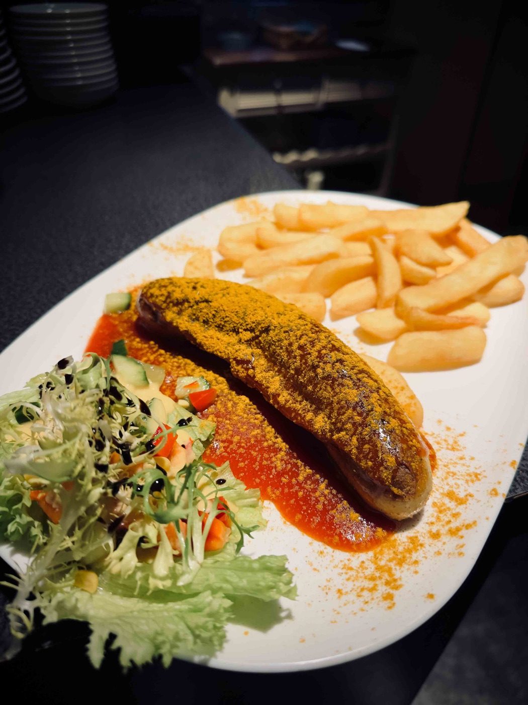 Bratwurst mit Currysauce und Pommes frites