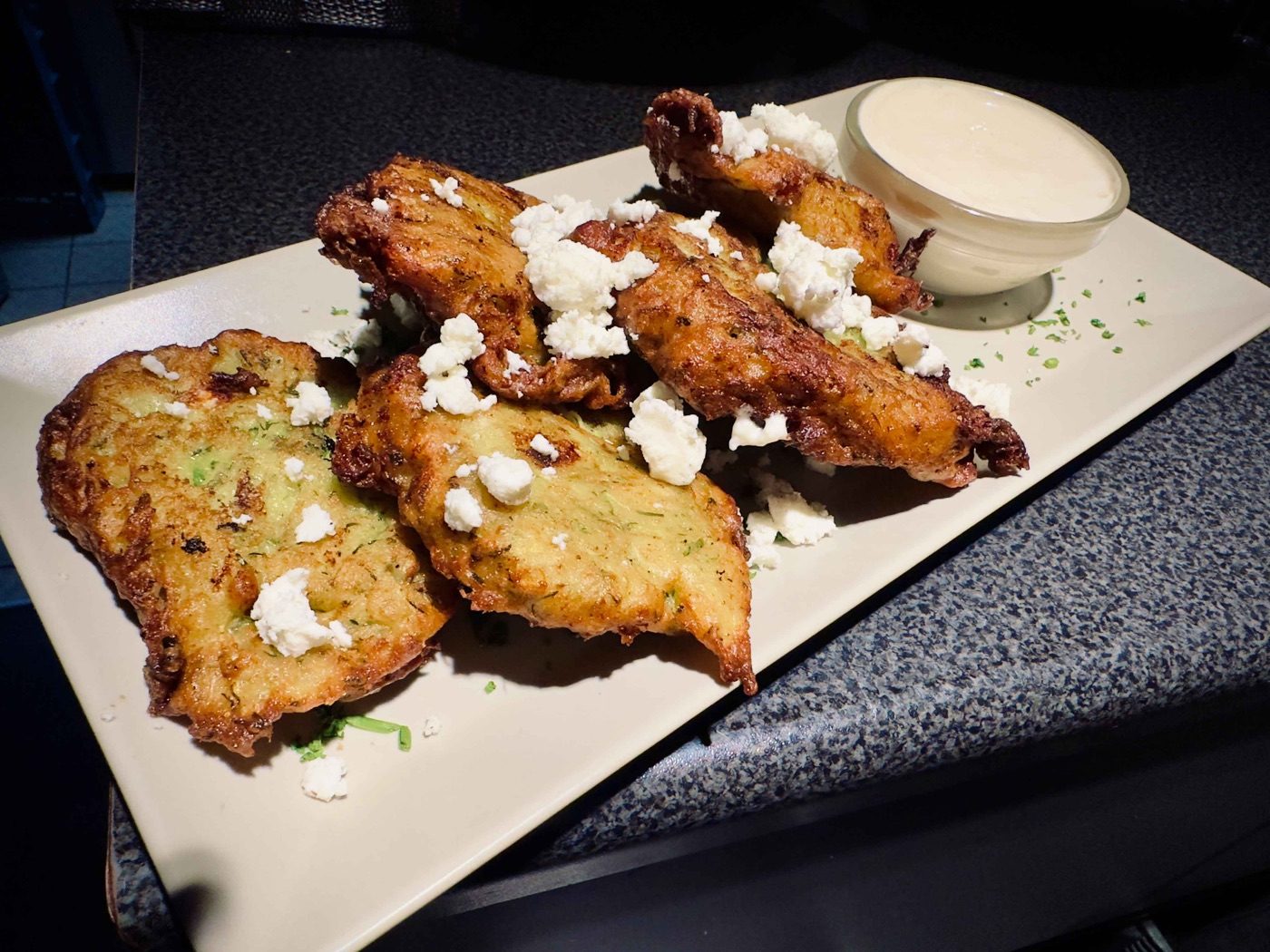 Zucchini-Taler mit Feta und Dip